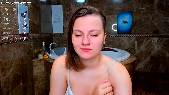 Snapshot of MelindaTin chatting on November 2025 12:14:02 AM MelindaTin online show from November 2025 12:14:02 AM