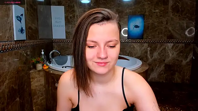 Snapshot of MelindaTin chatting on December 2025 01:33:02 AM MelindaTin online show from December 2025 01:33:02 AM