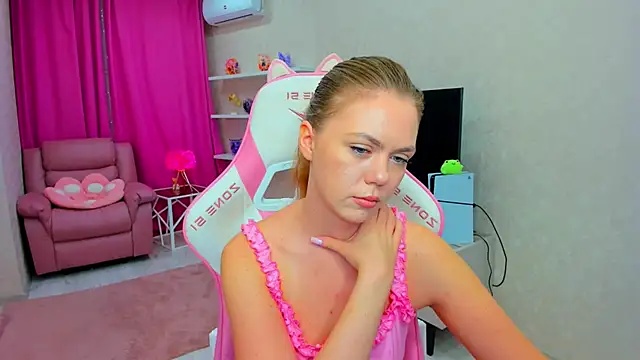 Snapshot of Strawberrye chatting on April 2026 03:26:01 AM Strawberrye online show from April 2026 03:26:01 AM