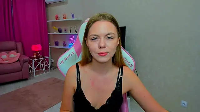 Snapshot of Strawberrye chatting on May 2026 11:15:01 AM Strawberrye online show from May 2026 11:15:01 AM