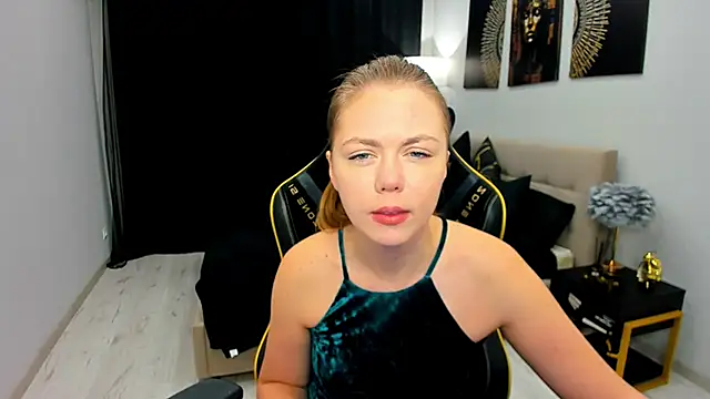 Snapshot of Strawberrye chatting on May 2026 03:25:02 AM Strawberrye online show from May 2026 03:25:02 AM