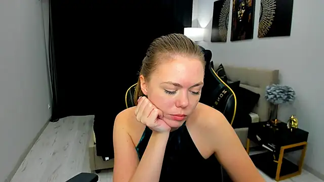 Snapshot of Strawberrye chatting on May 2026 10:36:01 AM Strawberrye online show from May 2026 10:36:01 AM
