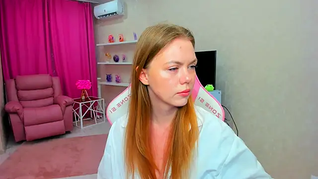 Snapshot of Strawberrye chatting on May 2026 03:25:01 AM Strawberrye online show from May 2026 03:25:01 AM