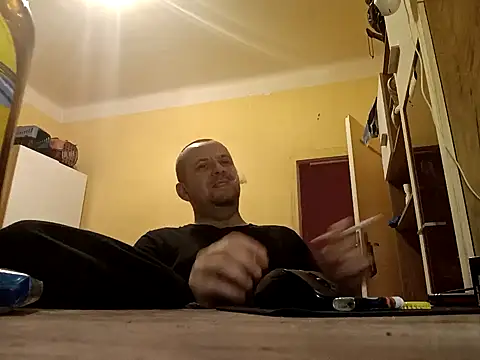 Snapshot of MrWhitePL chatting on December 2024 08:28:02 PM MrWhitePL online show from December 2024 08:28:02 PM