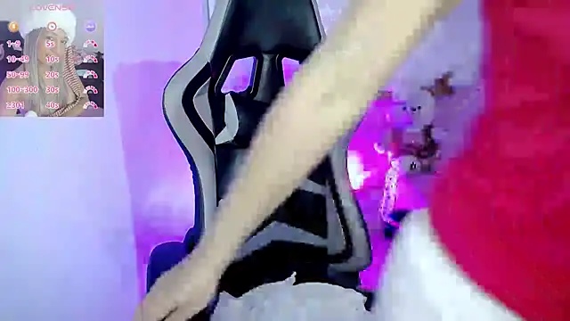 Snapshot of ninatiny chatting on March 2025 10:50:01 AM ninatiny online show from March 2025 10:50:01 AM