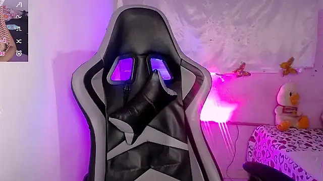 Snapshot of ninatiny chatting on September 2025 11:21:02 AM ninatiny online show from September 2025 11:21:02 AM