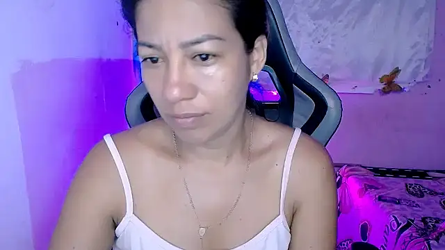 Snapshot of ninatiny chatting on October 2025 09:21:02 AM ninatiny online show from October 2025 09:21:02 AM