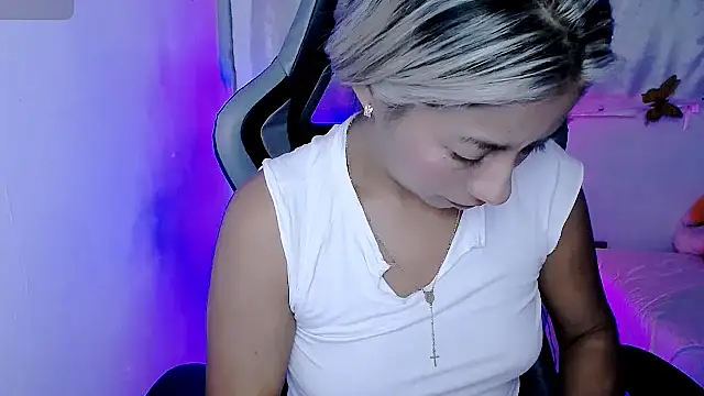 Snapshot of ninatiny chatting on November 2025 06:36:01 AM ninatiny online show from November 2025 06:36:01 AM