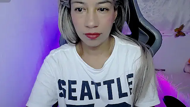 Snapshot of ninatiny chatting on November 2025 09:42:02 AM ninatiny online show from November 2025 09:42:02 AM