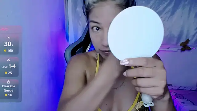 Snapshot of ninatiny chatting on November 2025 10:43:02 AM ninatiny online show from November 2025 10:43:02 AM