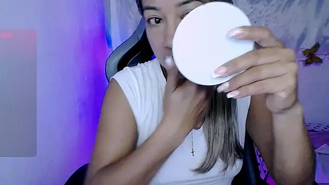 Snapshot of ninatiny chatting on November 2025 09:20:02 AM ninatiny online show from November 2025 09:20:02 AM