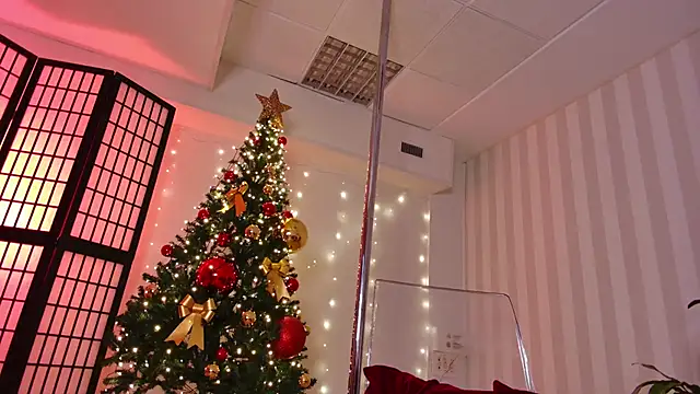 girl nextd00r online show from December 2024 09:35:01 PM