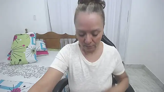 yeslluisa online show from November 2025 04:47:01 PM