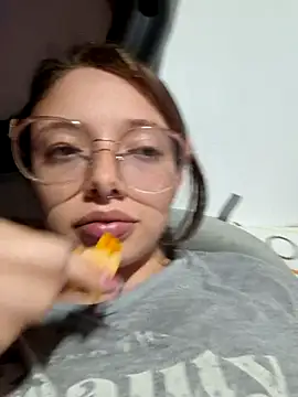 Snapshot of linda-schmidt chatting on July 2026 02:31:02 AM linda-schmidt online show from July 2026 02:31:02 AM