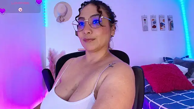 Snapshot of JuliRamirez chatting on December 2024 09:50:01 PM JuliRamirez online show from December 2024 09:50:01 PM