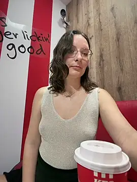 The Snowwhitee online show from April 2026 09:15:01 PM