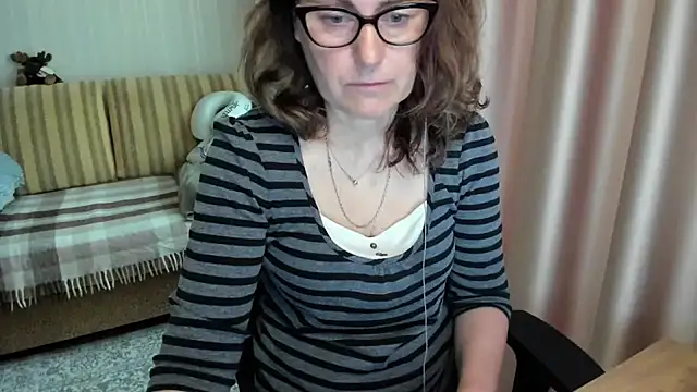 Snapshot of lauraoven chatting on May 2026 07:17:01 AM lauraoven online show from May 2026 07:17:01 AM