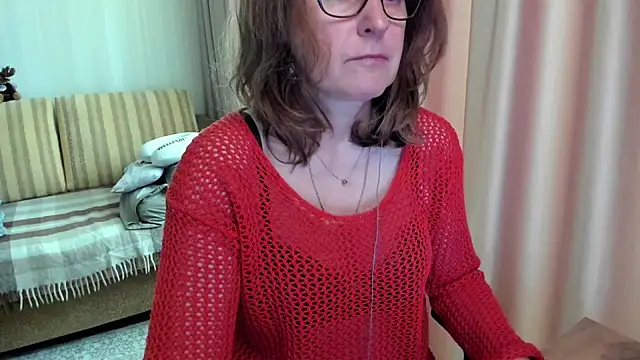 Snapshot of lauraoven chatting on June 2026 07:32:02 AM lauraoven online show from June 2026 07:32:02 AM