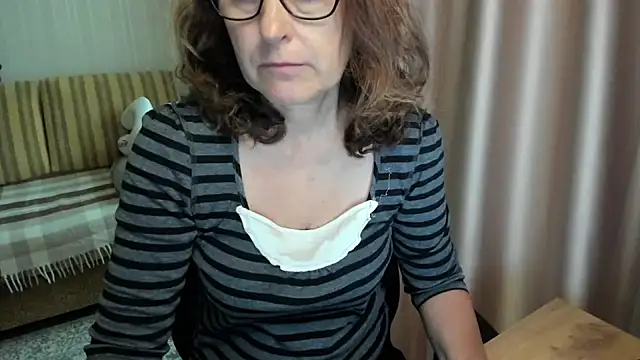 Snapshot of lauraoven chatting on June 2026 10:41:02 AM lauraoven online show from June 2026 10:41:02 AM
