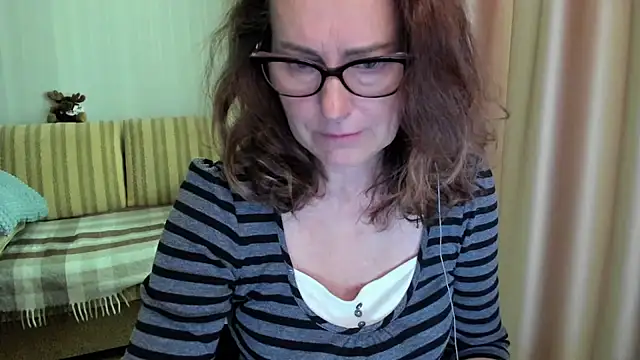 Snapshot of lauraoven chatting on June 2026 08:18:01 AM lauraoven online show from June 2026 08:18:01 AM