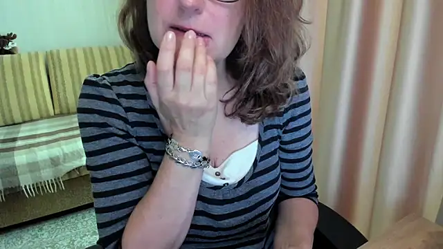 Snapshot of lauraoven chatting on June 2026 07:33:02 AM lauraoven online show from June 2026 07:33:02 AM