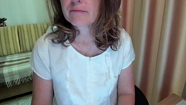 Snapshot of lauraoven chatting on June 2026 07:38:01 AM lauraoven online show from June 2026 07:38:01 AM