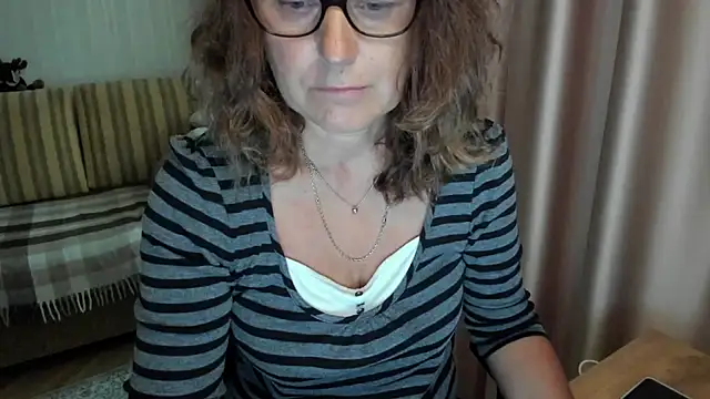 Snapshot of lauraoven chatting on July 2026 09:17:01 AM lauraoven online show from July 2026 09:17:01 AM