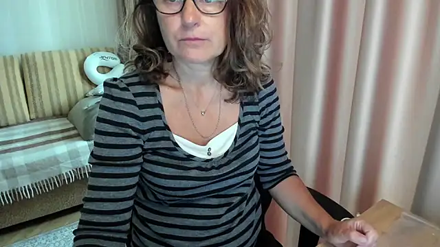 Snapshot of lauraoven chatting on July 2026 07:13:01 AM lauraoven online show from July 2026 07:13:01 AM
