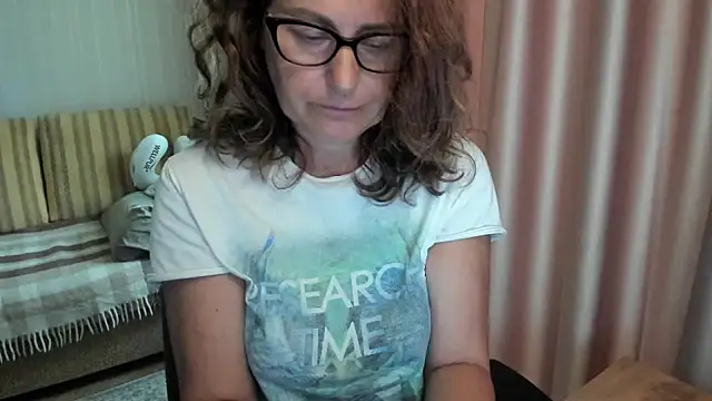 Snapshot of lauraoven chatting on July 2026 08:52:01 AM lauraoven online show from July 2026 08:52:01 AM