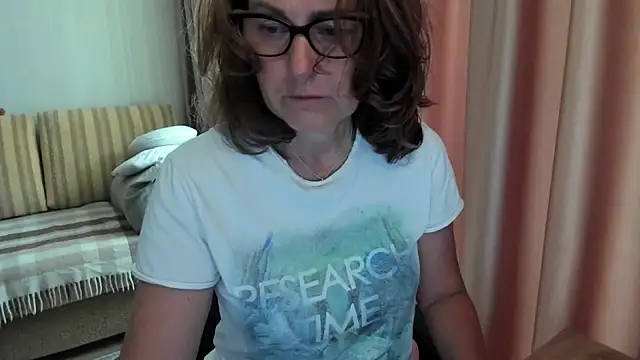 Snapshot of lauraoven chatting on July 2026 06:40:01 AM lauraoven online show from July 2026 06:40:01 AM