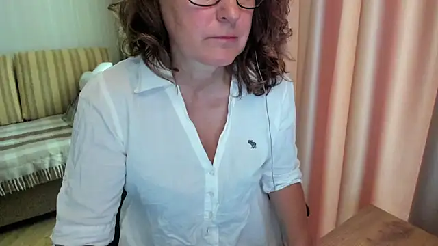Snapshot of lauraoven chatting on July 2026 07:15:02 AM lauraoven online show from July 2026 07:15:02 AM