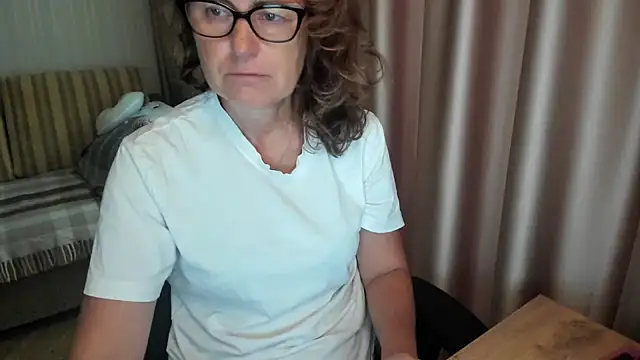 Snapshot of lauraoven chatting on July 2026 01:58:02 PM lauraoven online show from July 2026 01:58:02 PM