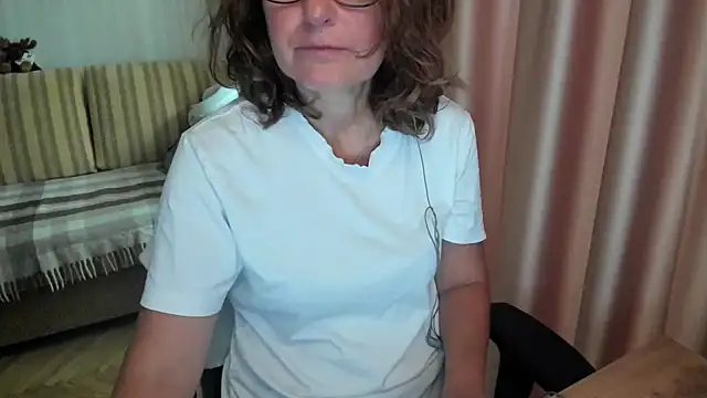 Snapshot of lauraoven chatting on July 2026 07:17:02 AM lauraoven online show from July 2026 07:17:02 AM