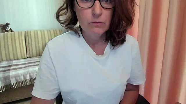 Snapshot of lauraoven chatting on July 2026 06:55:01 AM lauraoven online show from July 2026 06:55:01 AM