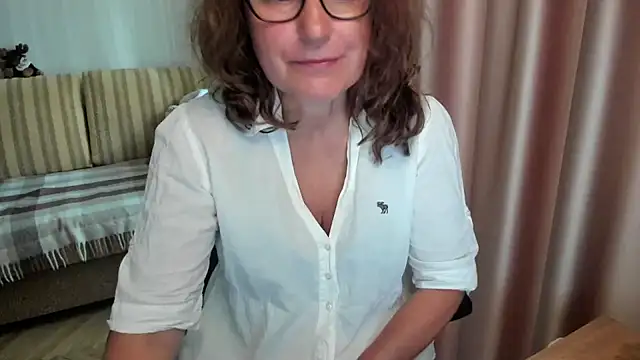 Snapshot of lauraoven chatting on July 2026 07:52:01 AM lauraoven online show from July 2026 07:52:01 AM