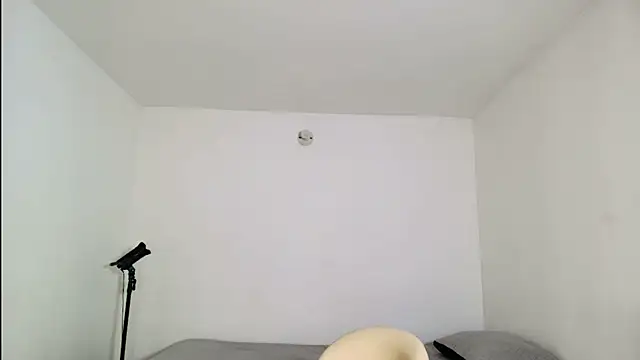 SARA TS FOX online show from December 2025 01:44:02 AM