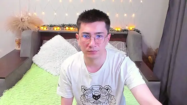 Snapshot of Yumi_steve chatting on February 2025 08:45:02 PM Yumi steve online show from February 2025 08:45:02 PM