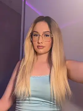 Snapshot of mollyxxx chatting on May 2026 08:01:01 AM mollyxxx online show from May 2026 08:01:01 AM
