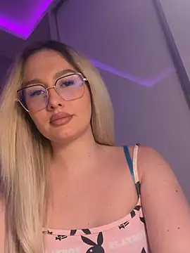 Snapshot of mollyxxx chatting on May 2026 03:04:02 AM mollyxxx online show from May 2026 03:04:02 AM