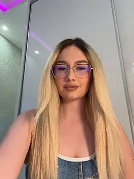 Snapshot of mollyxxx chatting on May 2026 02:40:02 AM mollyxxx online show from May 2026 02:40:02 AM