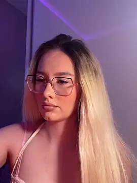 Snapshot of mollyxxx chatting on June 2026 03:21:02 AM mollyxxx online show from June 2026 03:21:02 AM