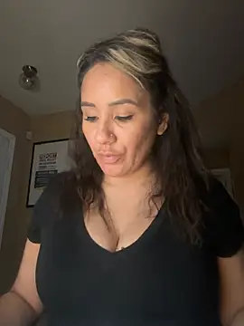 Snapshot of Aw_ThROAt9 chatting on June 2026 06:07:01 AM Aw ThROAt9 online show from June 2026 06:07:01 AM