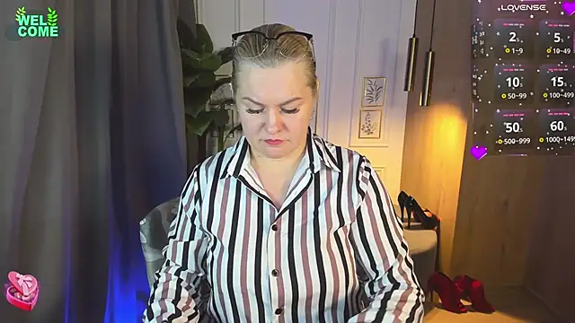 Snapshot of YolandaKiss chatting on March 2025 08:29:02 PM YolandaKiss online show from March 2025 08:29:02 PM