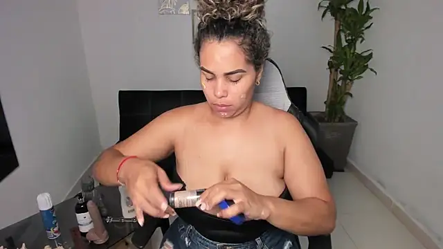 alyssannVhm online show from February 2025 07:25:01 PM