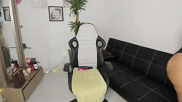 alyssannVhm online show from December 2025 02:29:02 AM