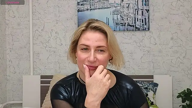 Snapshot of Lady_Murenza chatting on February 2025 10:25:01 PM Lady Murenza online show from February 2025 10:25:01 PM