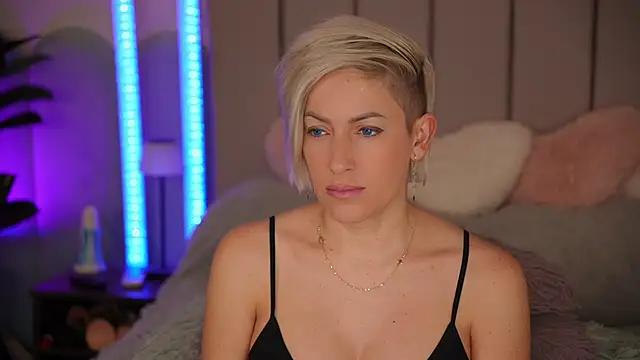 VickySecret96 online show from December 2025 05:53:02 PM