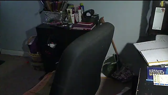 XTRAHORNYONE online show from November 2025 05:01:02 AM