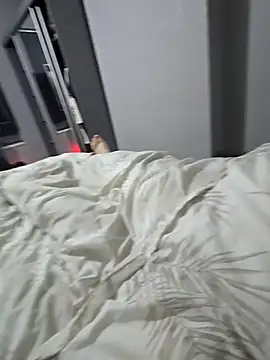 Snapshot of elenaUK chatting on November 2025 10:34:02 PM elenaUK online show from November 2025 10:34:02 PM