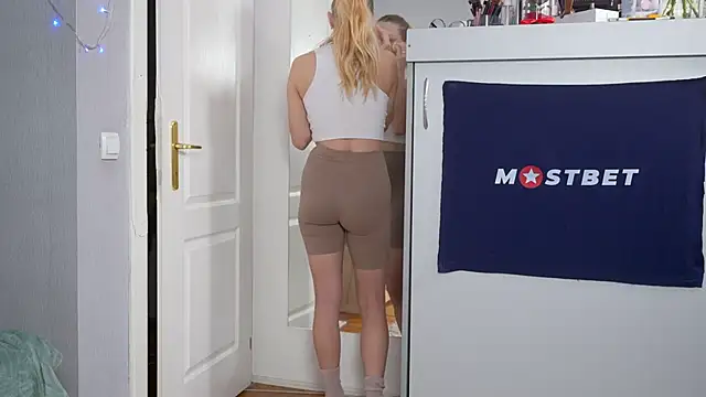 foxeslovefoxes online show from January 2025 01:36:02 PM